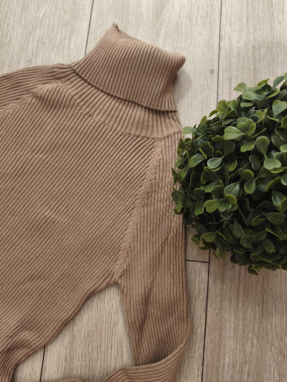 Robe pull chaussette col roulé colorie beige. photo détail