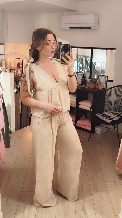 Ensemble fluide composé d'un débardeur et d'un pantalon . photo porté colorie beige