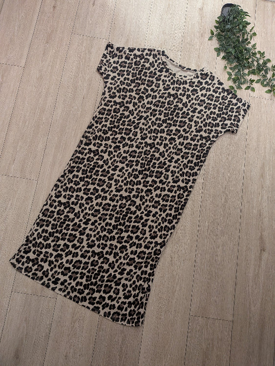 Robe t-shirt imprimé léopard. colorie beige. photo a plat.  