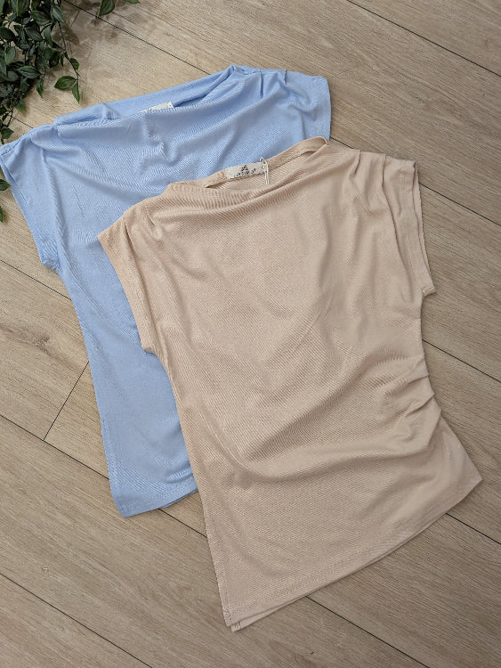 T-shirt débardeur col bateau. photo a plat colorie beige et bleu ciel
