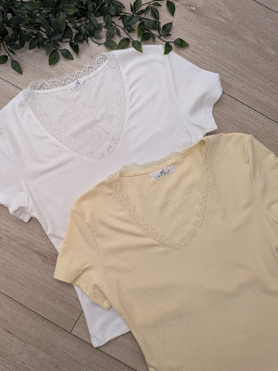 Tshirt col V a dentelle. colorie blanc et jaune. photo a plat. 