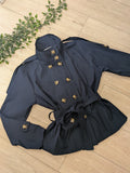 trench court marine. photo a plat, boutonné jusqu'en haut. 
