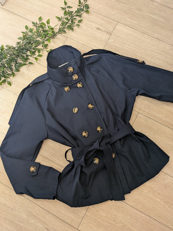 trench court marine. photo a plat, boutonné jusqu'en haut. 
