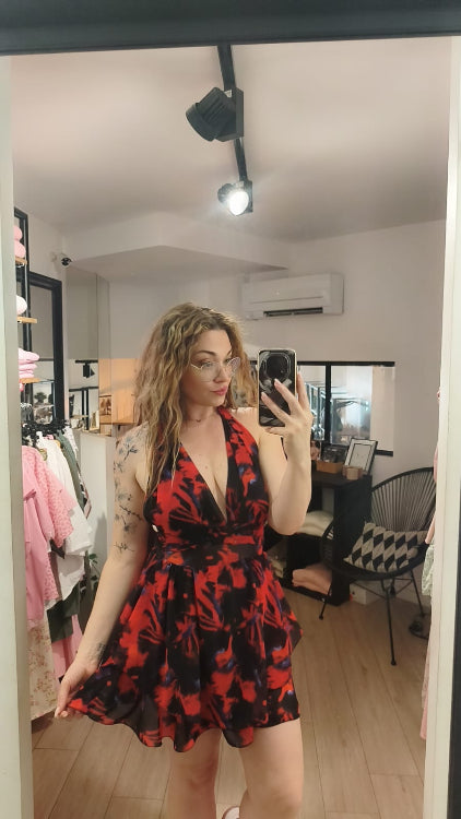 Robe courte imprimé a volant. colorie rouge. photo porté . 