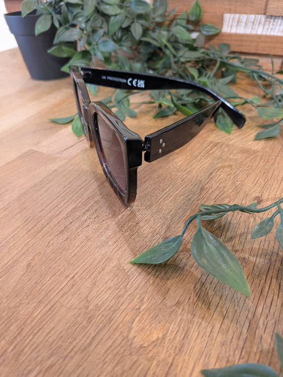 Lunettes de soleil carré en acétate. Colorie écaille. 
