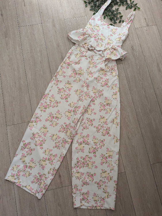Ensemble top et pantalon en tissus fleurie. Photo a plat 