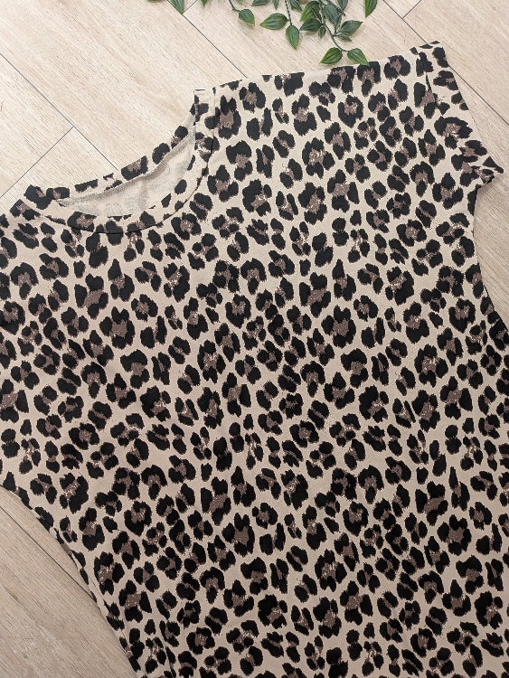 Robe t-shirt imprimé léopard. colorie beige. photo détail.  