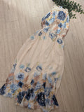 Robe longue vaporeuse en voile a motifs fleuries. 
