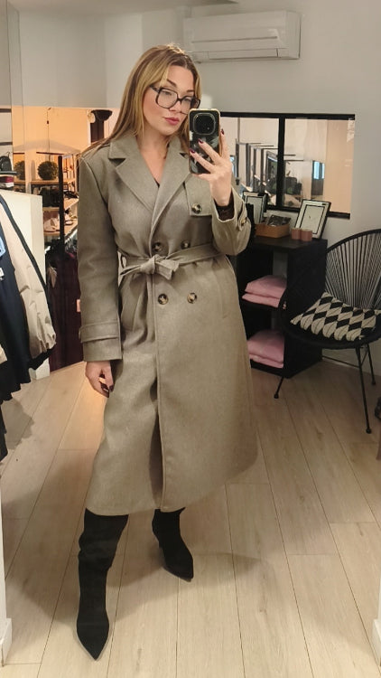 Manteau trench long colorie Taupe, Photo porté. 
