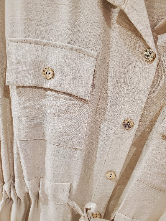 Robe chemise saharienne. colorie beige . photo détail.