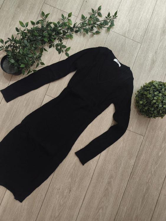 Robe pull chaussette en maille côtelé. colorie noir. photo a plat