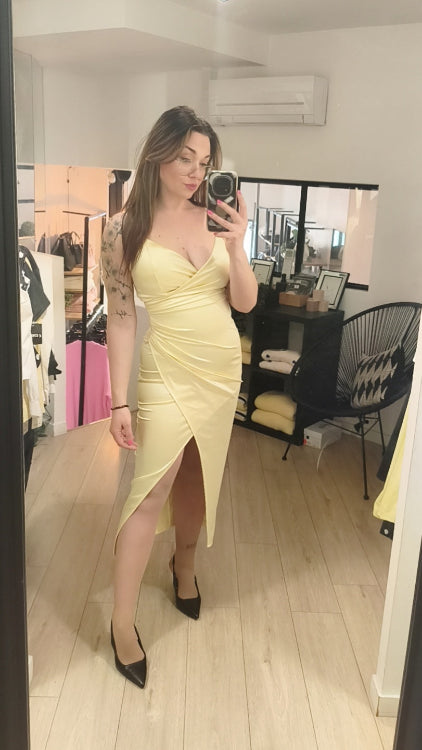 Robe moulante en satin croisé . colorie Jaune . Photo porté. 