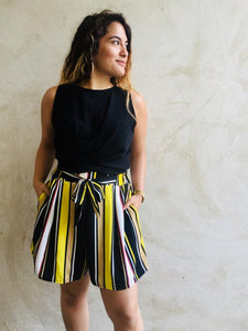 Short rayé jaune porté avec un top sans manches noir
