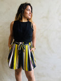 Short rayé jaune porté avec un top sans manches noir