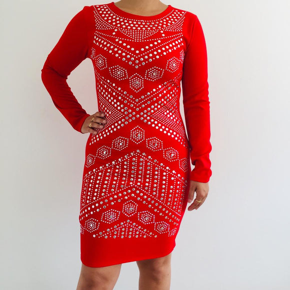 Robe rouge décoré de sequins métallisés argents.