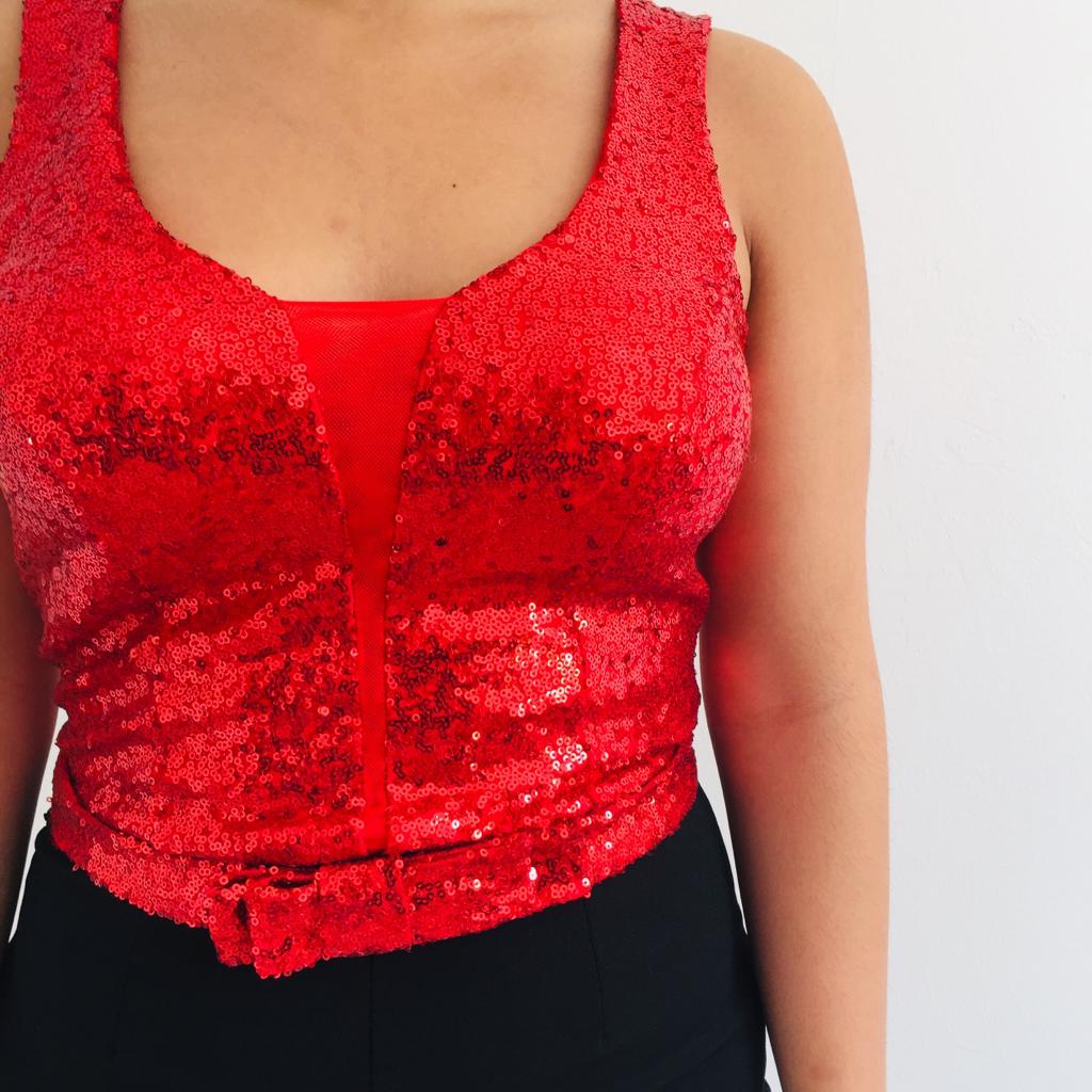 Photo de la combinaison haut paillette rouge porté. détailles