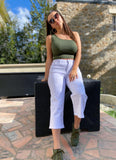 Mum jean mi-molet blanc. Porté avec un top asymétrique kaki et des baskets kaki