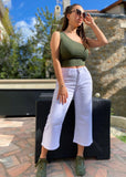 Mum jean mi-molet blanc. Porté avec un top asymétrique kaki et des baskets kaki