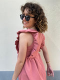 Robe sans manches avec volant rose porté.