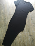 Photo a plat de la robe T-shirt asymétrique noir