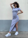 Photo porté de la robe T-shirt asymetrique grise porté avec une paire de lunette de soleil et des baskets.
