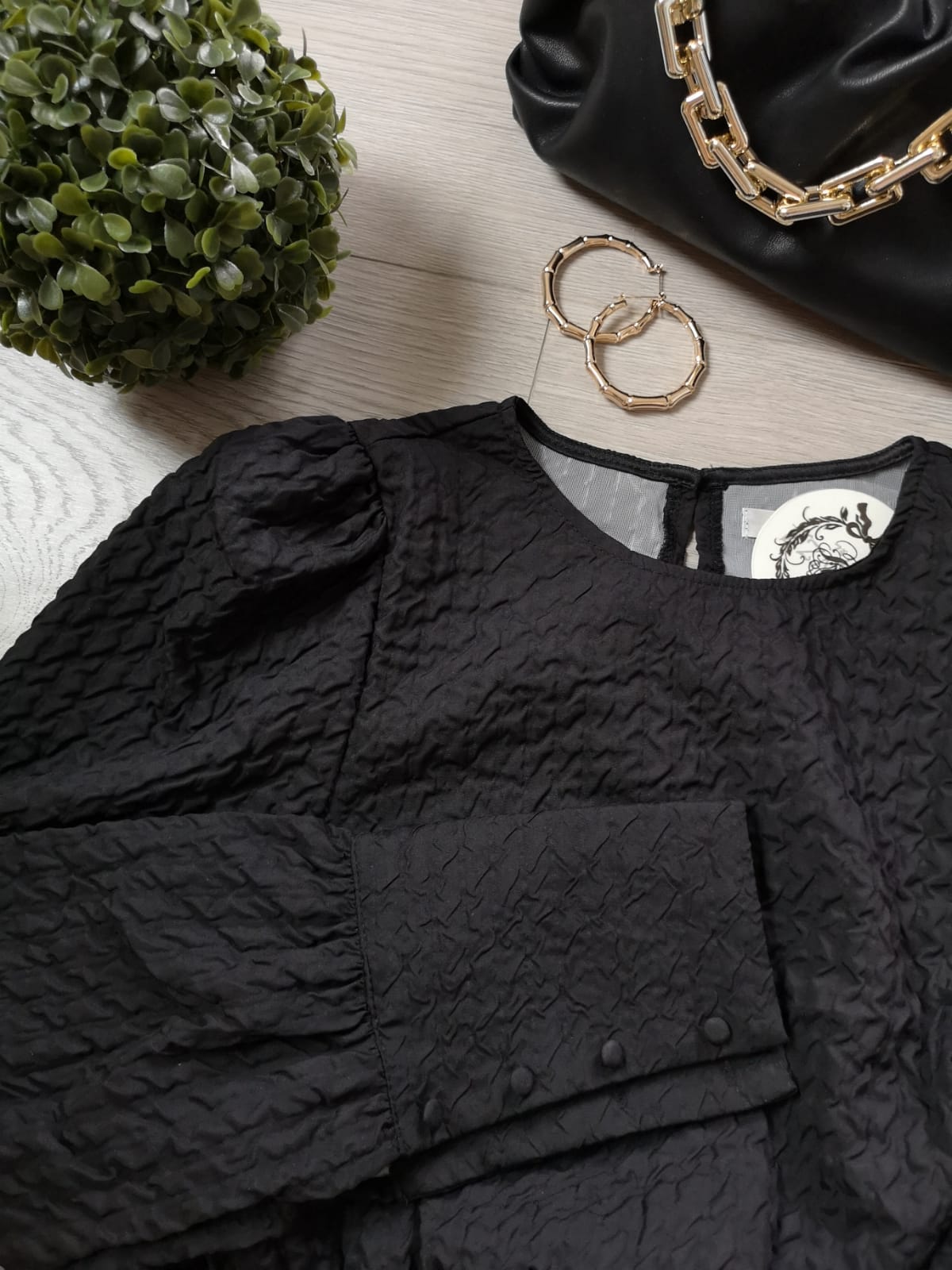 Photo a plat de la robe en tissus crêpe gaufré noir