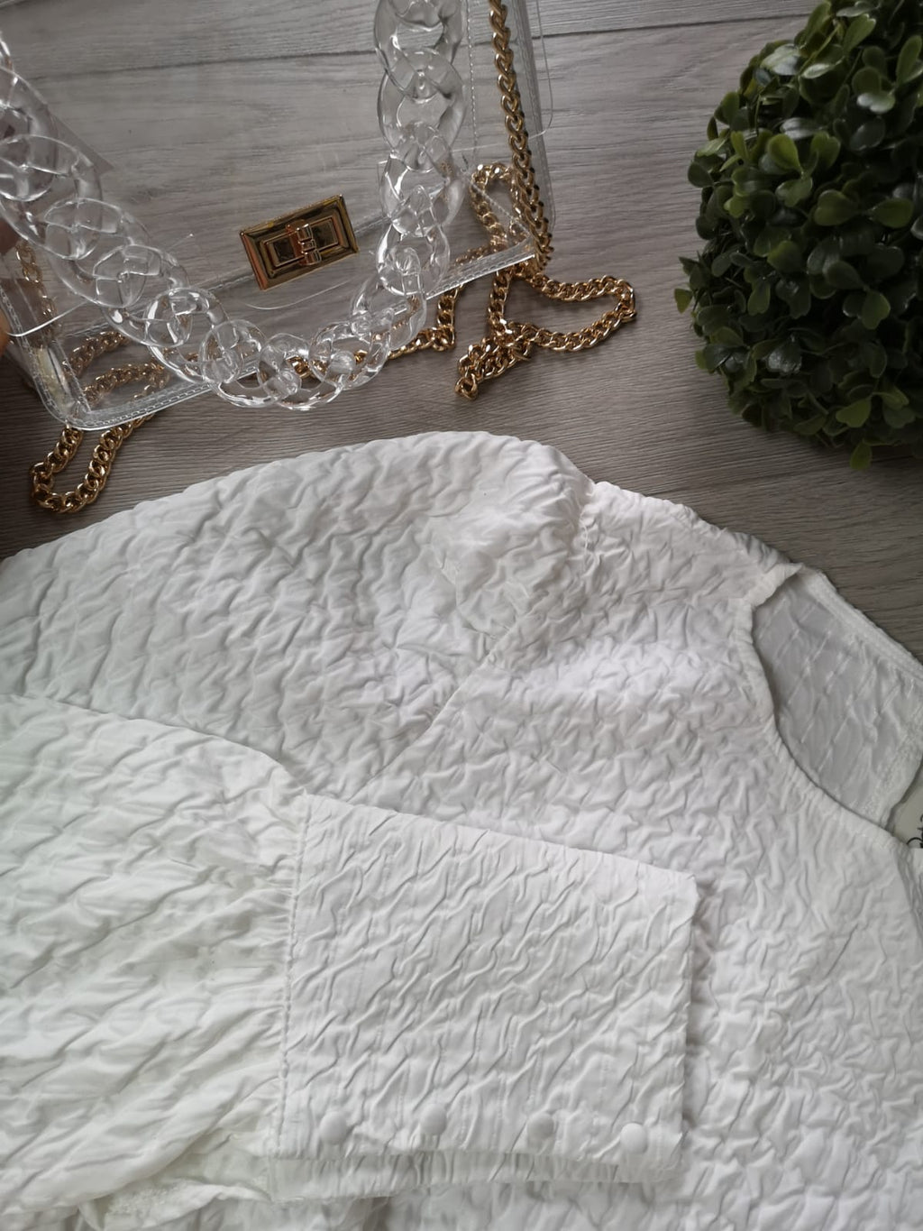 Photo a plat de la robe en tissus crêpe gaufré blanche