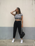 Jean noir 1526 porté avec un top imprimé zèbre et un sac porte monaie