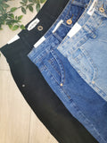 Couleur disponibles dans le jean 1526. de gauche a droite, Noir, Brut, bleu