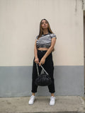 Jean noir 1526 porté avec un top imprimé zèbre et un sac porte monnaie